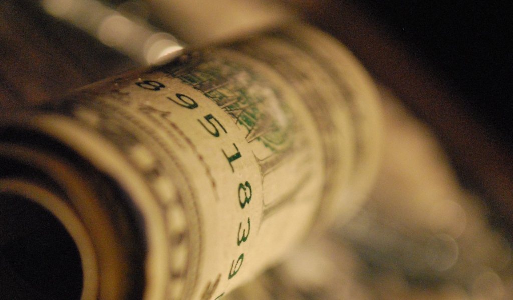 Доллар скрученный в рулон