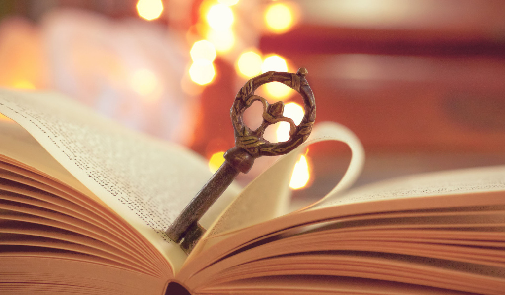 Ключ на раскрытой книге