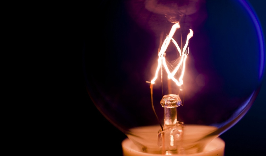 Лампа на черном фоне