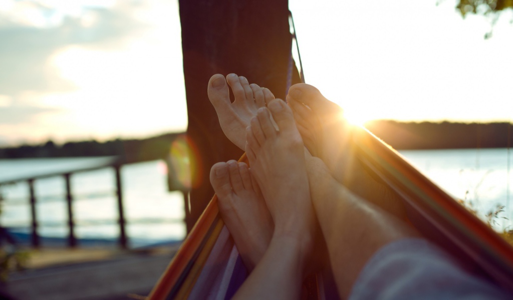 Переплетённая пара ног