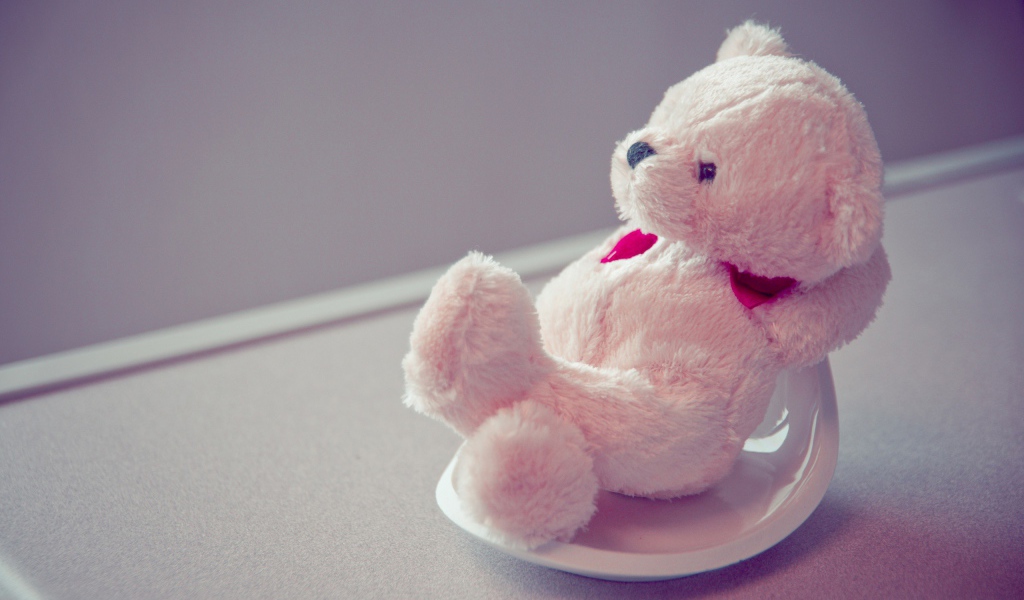 Белый плюшевый мишка