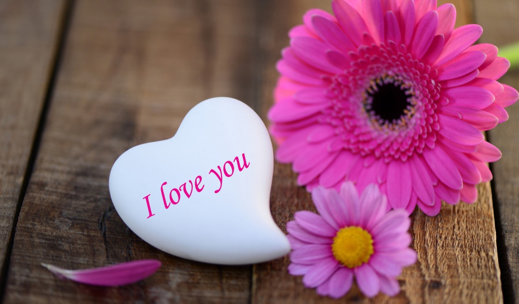 Белое сердце и малиновый цветок