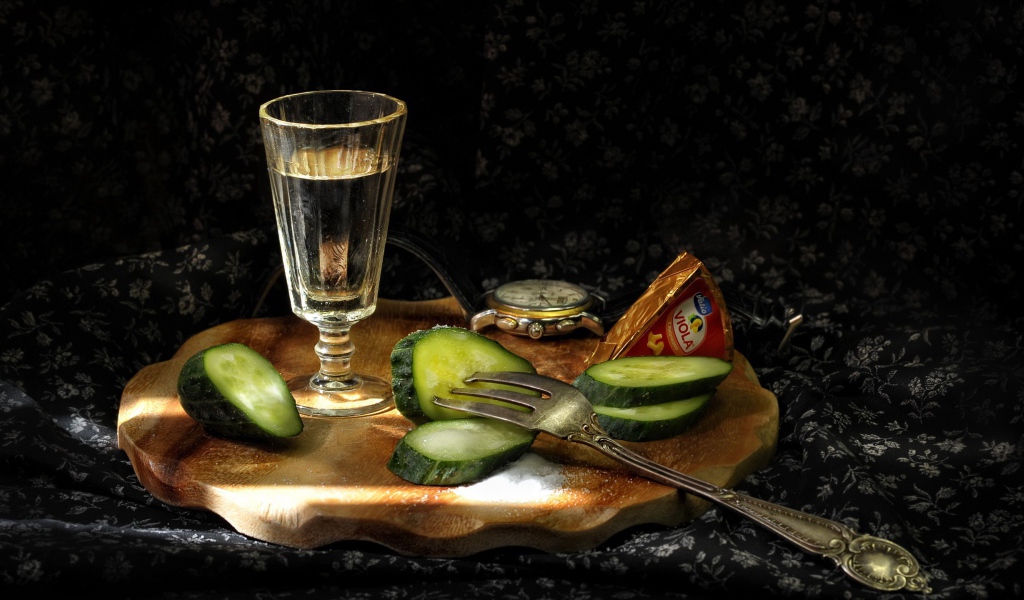 Рюмка водки и огурец