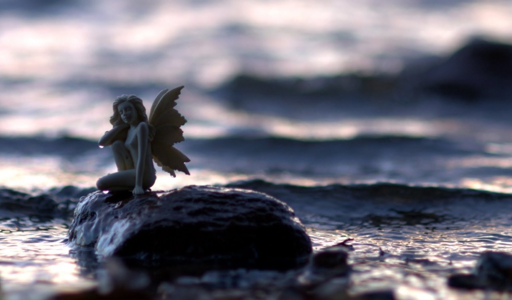 Статуэтка ангела на камне