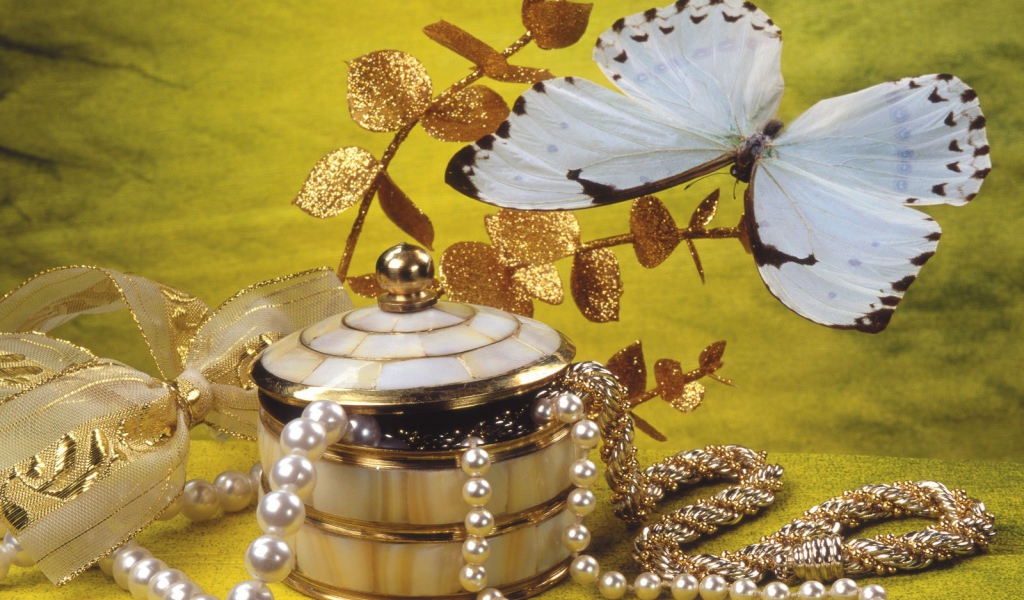 Бабочка и украшения