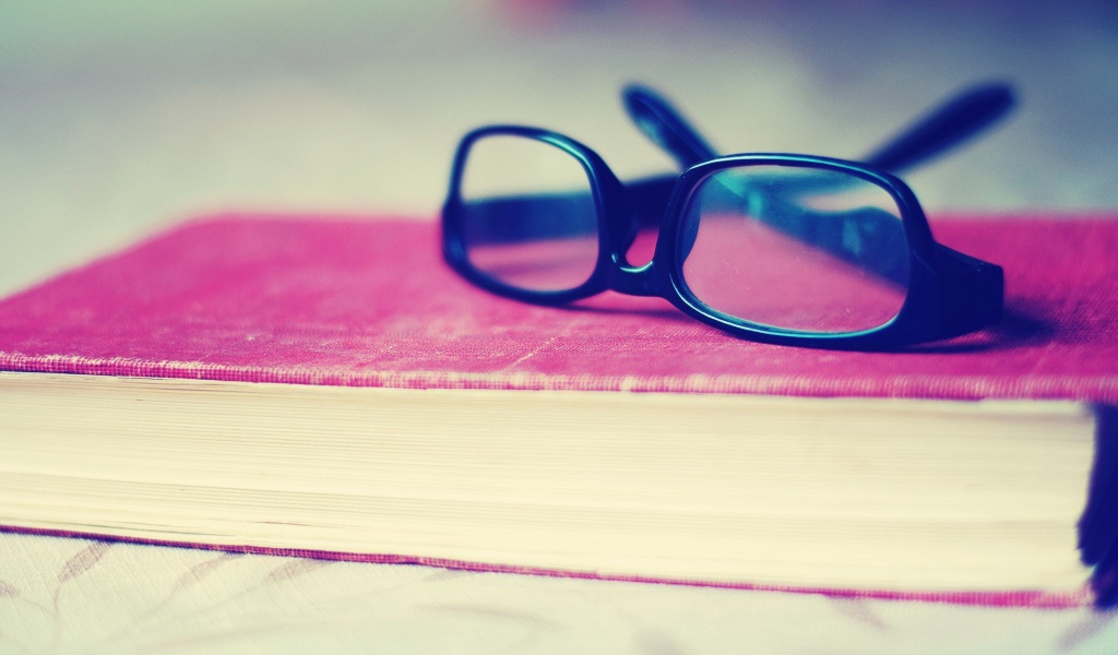 Очки на розовой книге