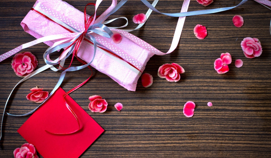 Праздничный подарок в бумаге