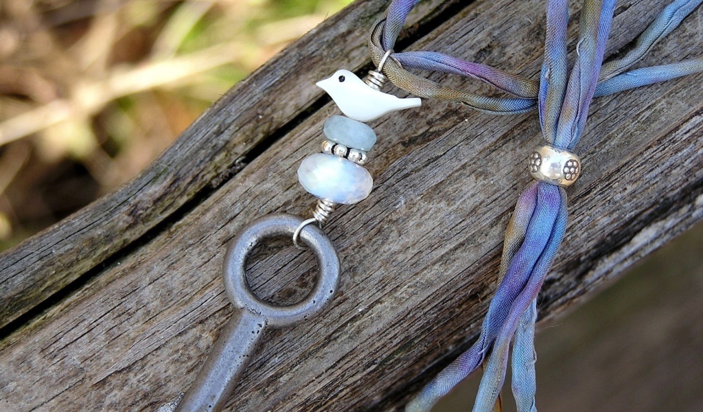 Брелок на ключе