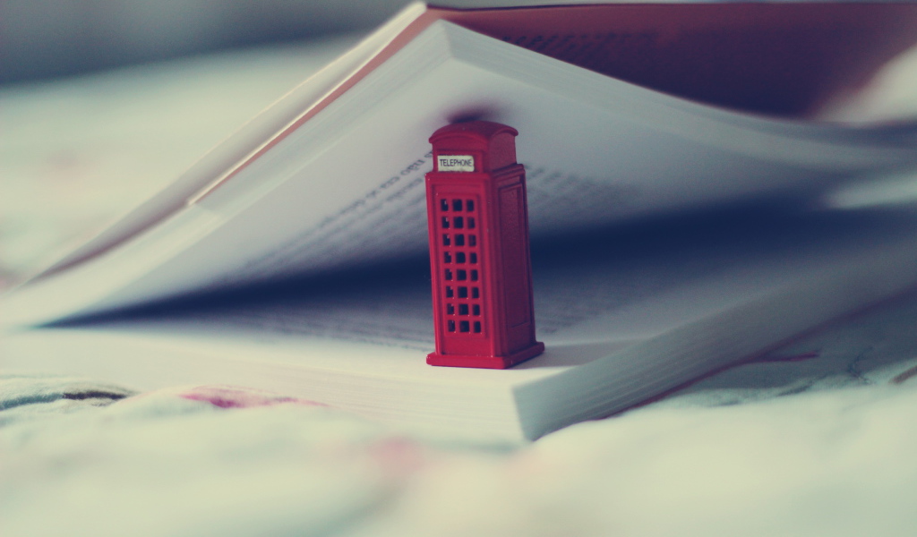 Телефонная будка в книге