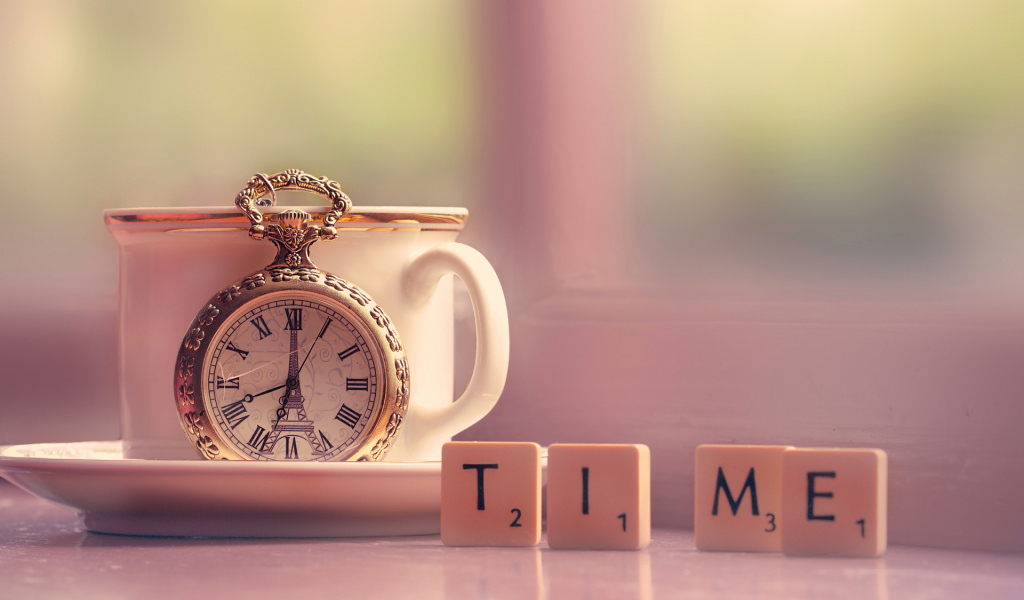 Карманные часы у чашки