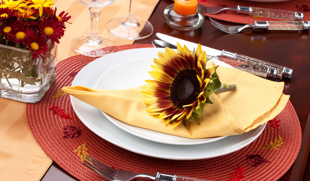 Цветок подсолнуха на тарелке