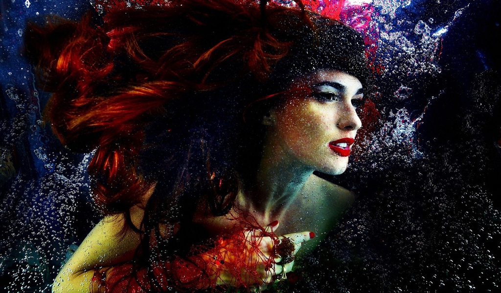 Женщина в брызгах