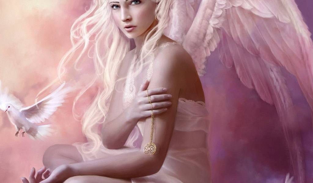 Ангел с золотым кулоном