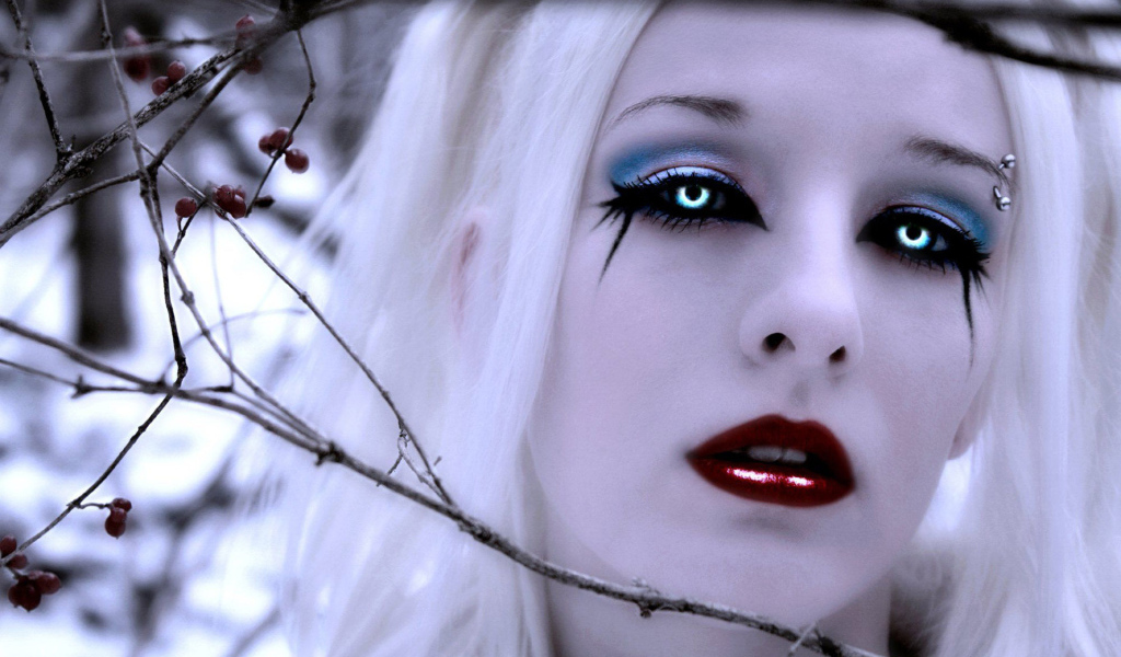 Блондинка девушка вампир