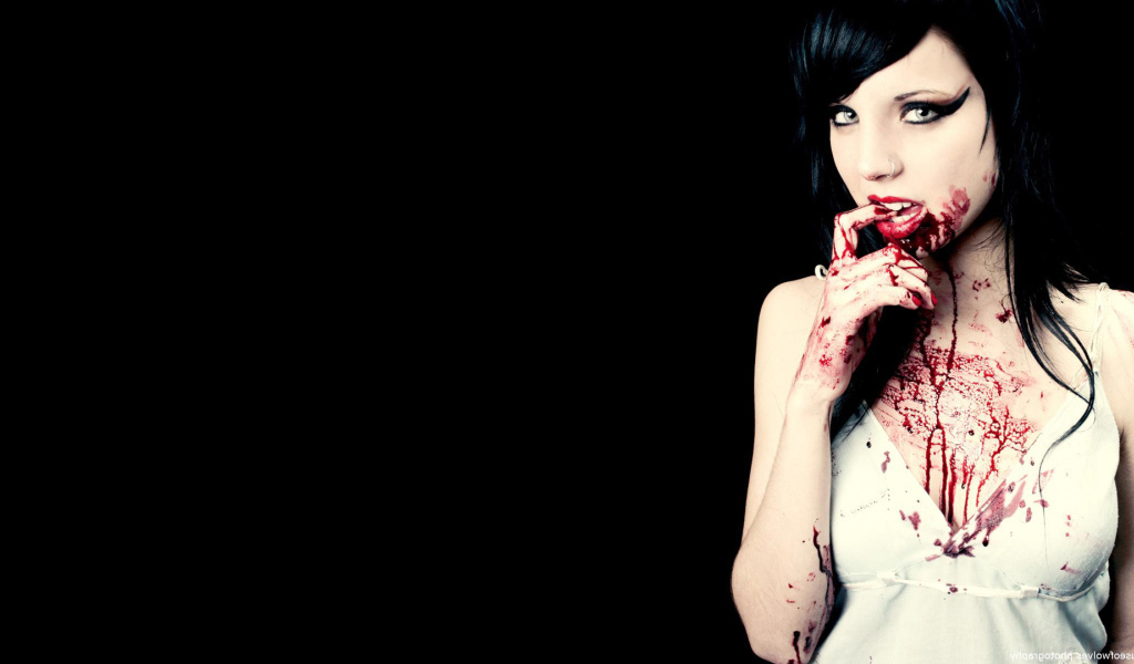 Окровавленная девушка вампир