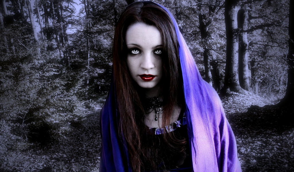 Накидка на голове у девушки вампира