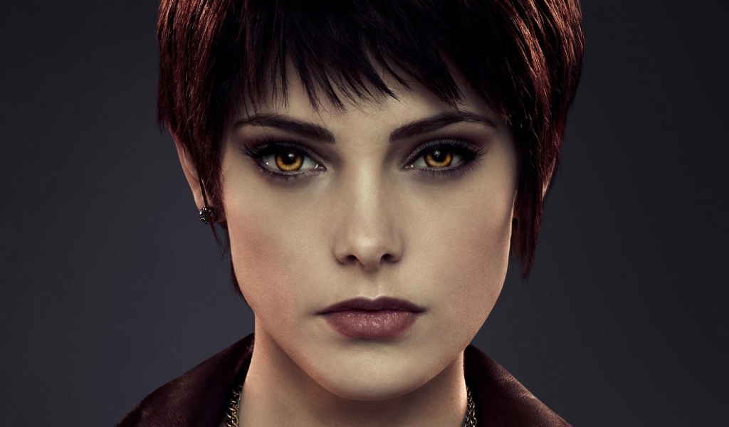 Красные волосы у девушки вампира