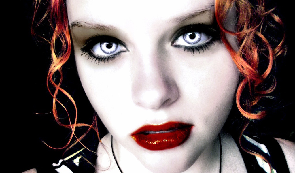 Грустная девушка вампир