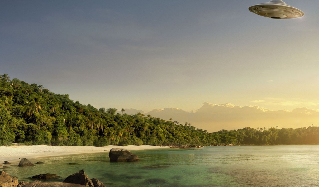 Летающая тарелка над пляжем