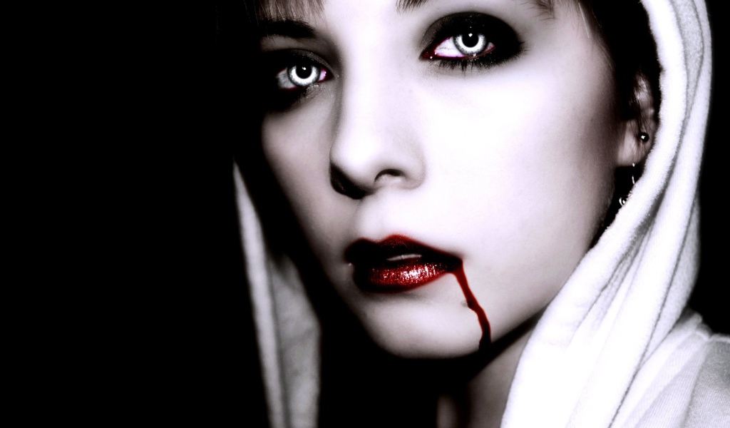 Девушка вампир в белом капюшоне