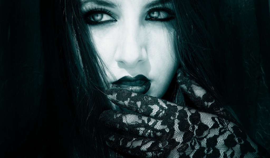 Девушка вампир в перчатках