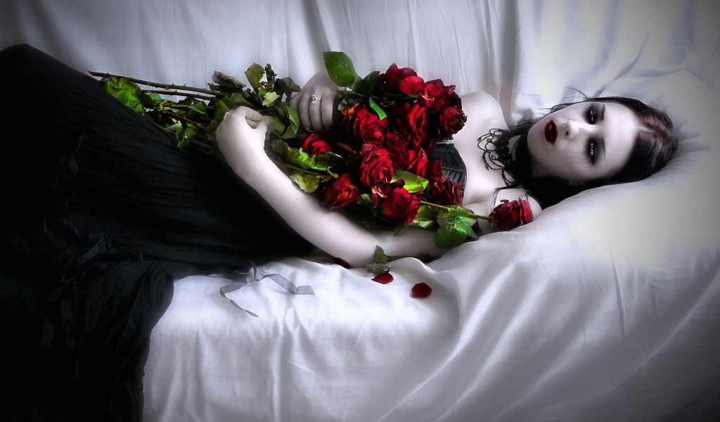 Девушка вампир с букетом роз