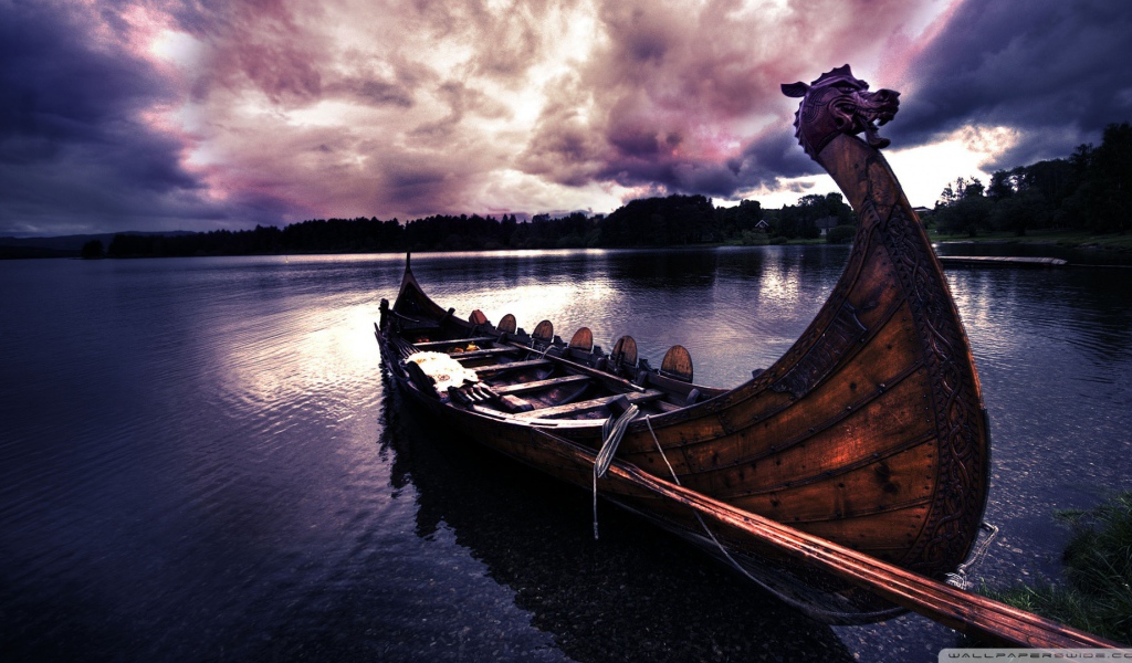 Лодка викингов у причала