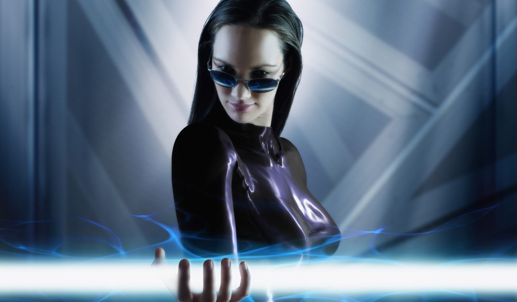 Женщина держит луч света