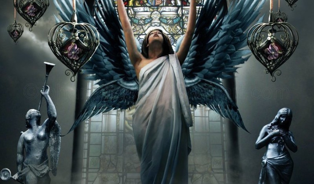 Ангел и статуи