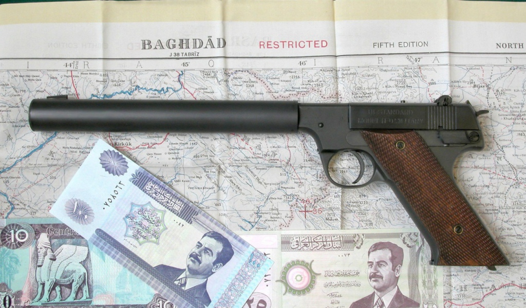 Деньги и пистолет на карте