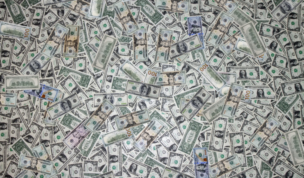 Россыпь денег долларов