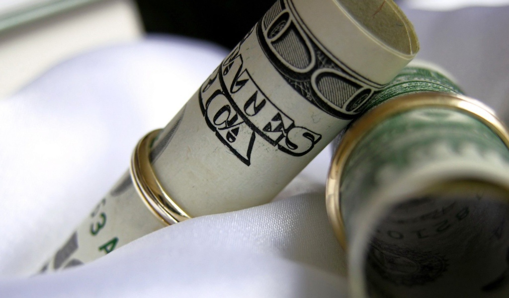 Доллар свернут трубочкой