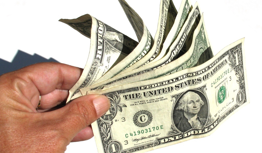 Доллары в руке