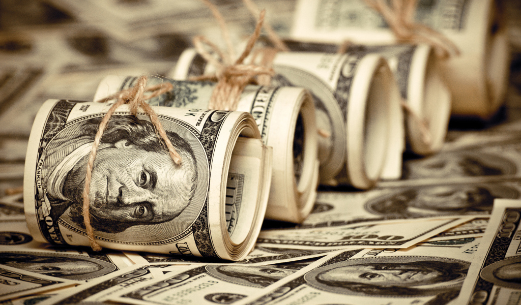 Доллары в трубочках