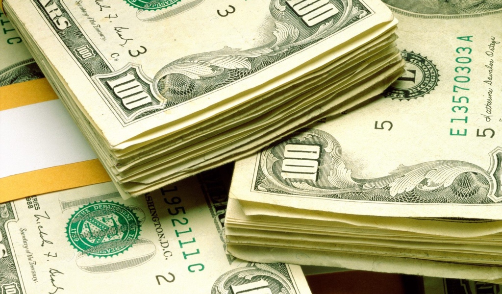 Пачки долларов