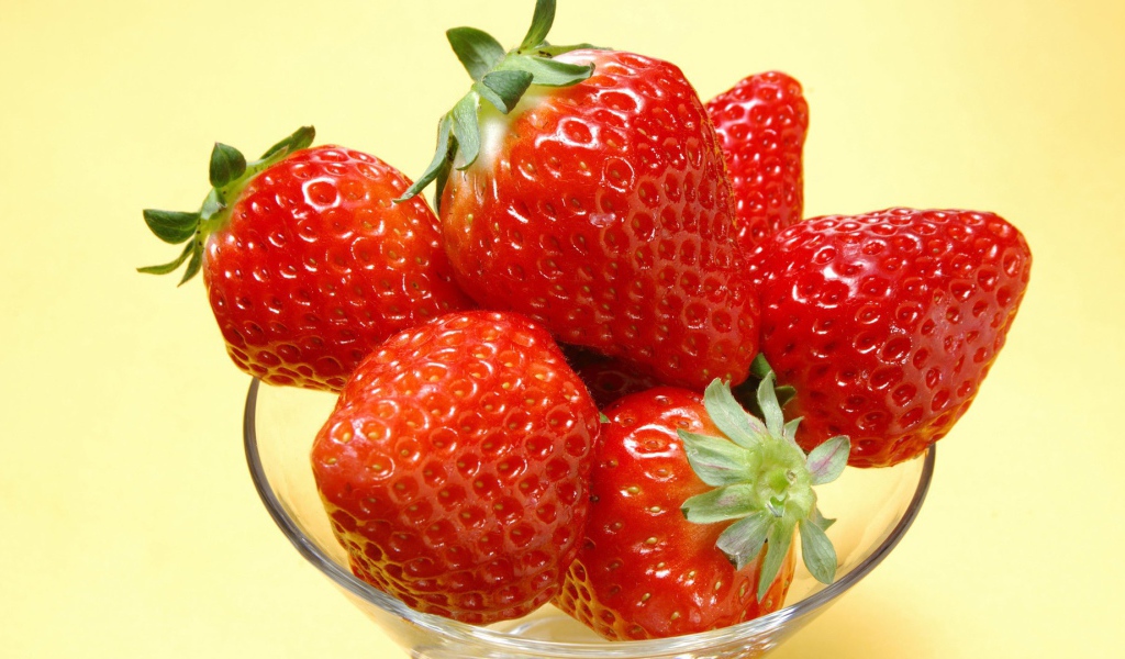 Бокал с клубникой