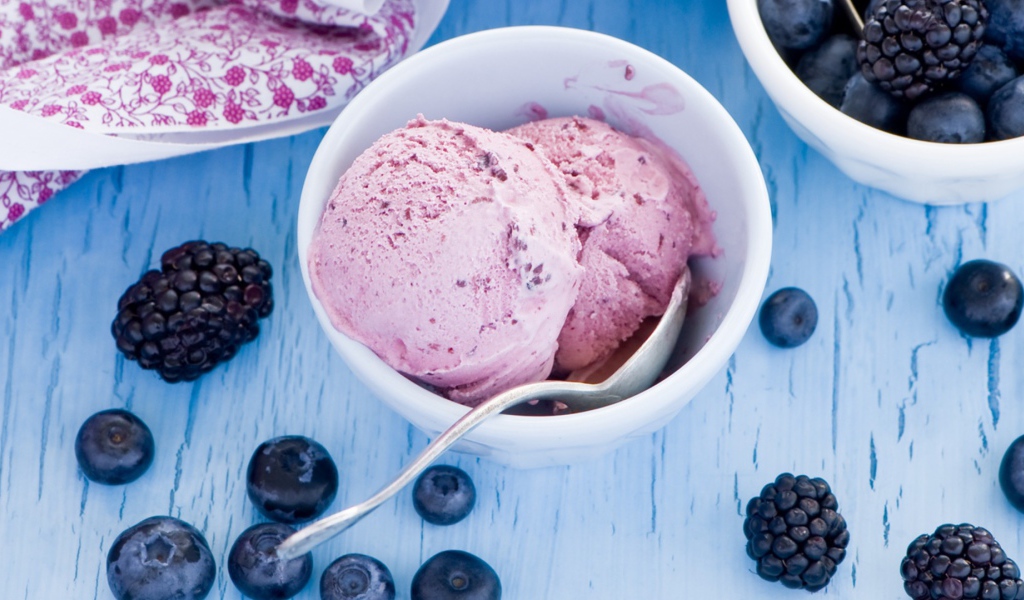 Мороженое с ежевикой