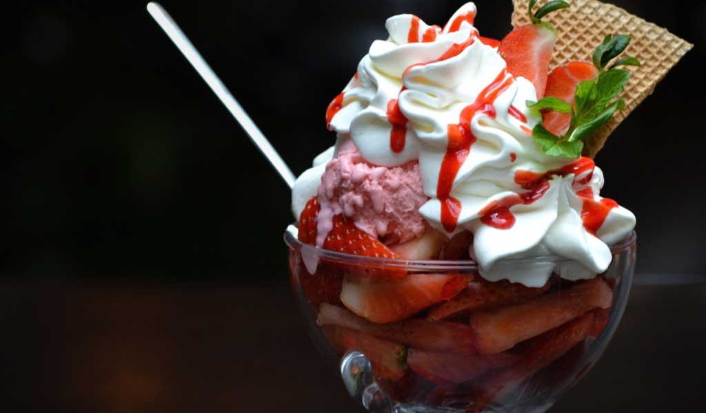 Мороженное с клубникой