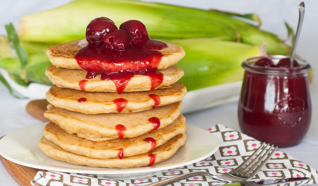 Оладьи с вишневым вареньем
