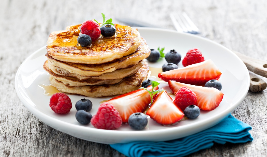 Оладьи с медом и ягодами