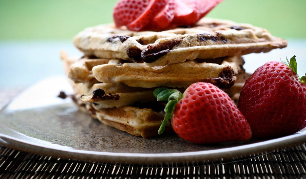 Оладьи с клубникой