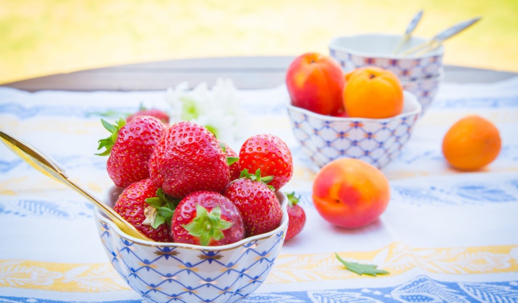 Клубника и абрикосы на десерт