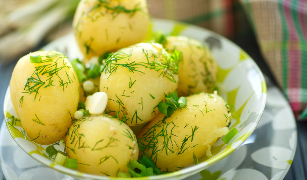 Молодая картошка с зеленью