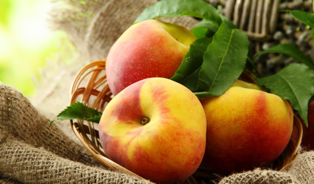 Корзина с персиками