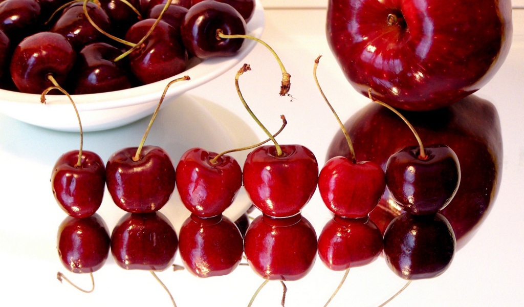 Вишни и яблоко