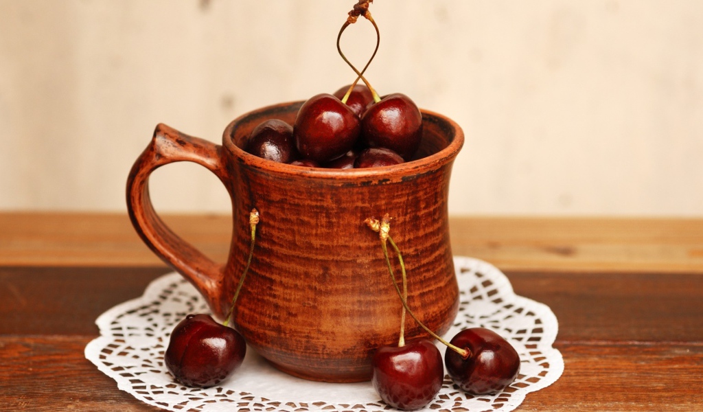 Чашка с вишнями