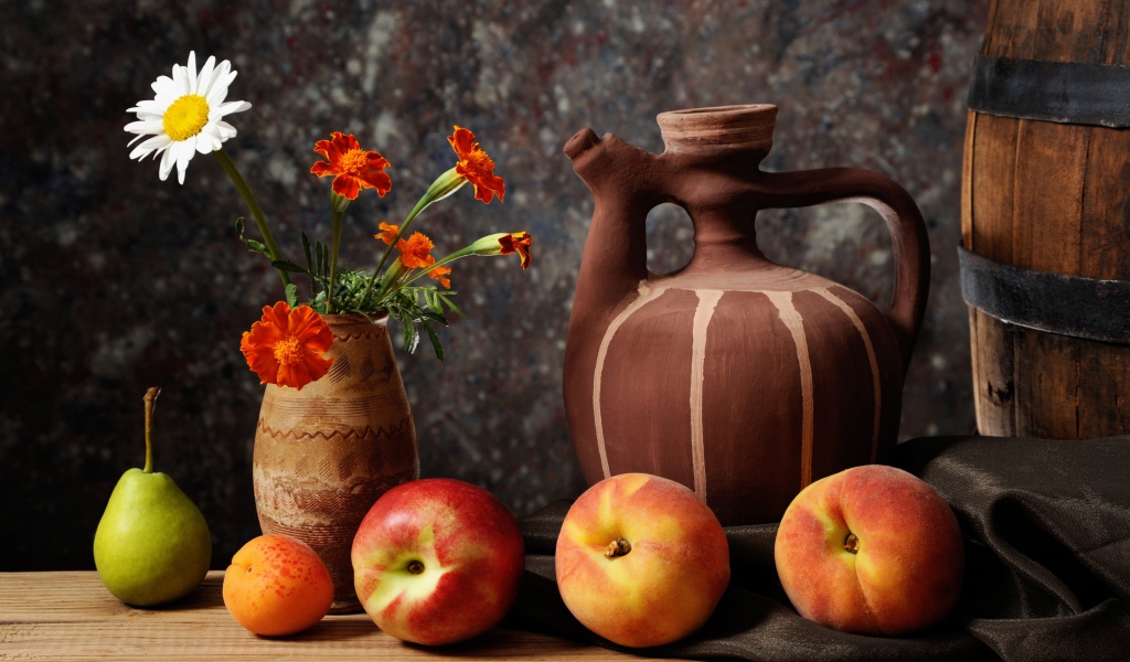 Фрукты и ваза с цветами