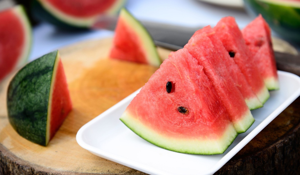 Тарелка с арбузами на пеньке