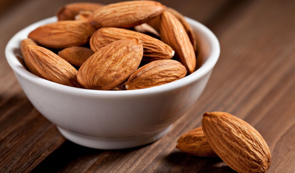 Тарелка с миндалем