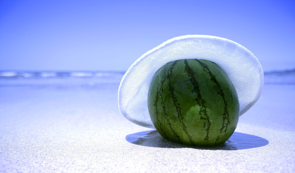 Арбуз на пляже